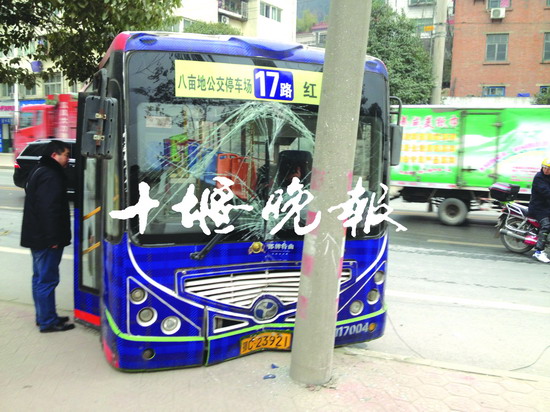 公交车车头受损严重