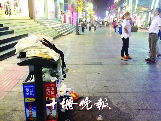 前天和朋友逛街,在五堰步行街上看到,一个垃圾桶上堆了好多件衣服