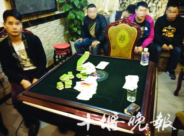 报道: 十余名无业人员聚集在北京路一茶楼,采用“推饼子&rdquo