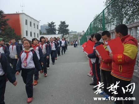 茅箭区实验学校成立"红领巾示范岗"