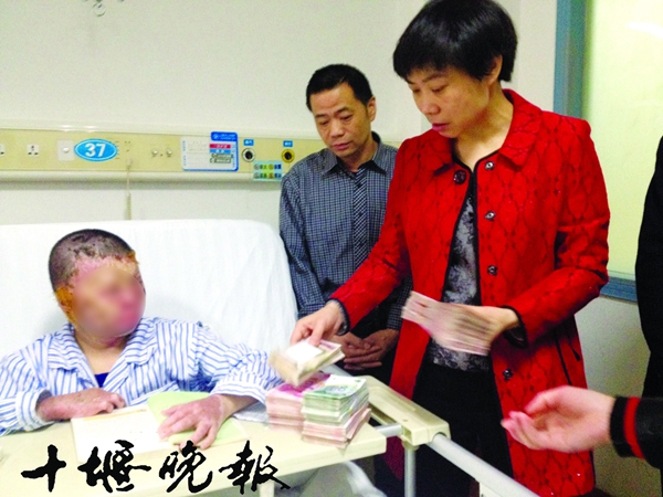 十堰好人榜 活动动态 正文当日上午,周玲与竹山县妇联主席,县新闻办