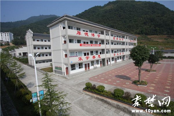 标准的教学楼电子白板进"山"了:日前,竹山县柳林乡九年一贯制学校学生