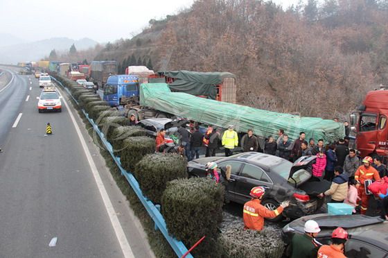 12月30日6时许,汉十高速土关垭至武当山路段发生一起多车连环相撞事故