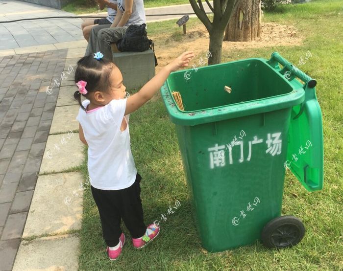 [文明出游]四方山公园:2岁小孩主动把垃圾丢垃圾桶