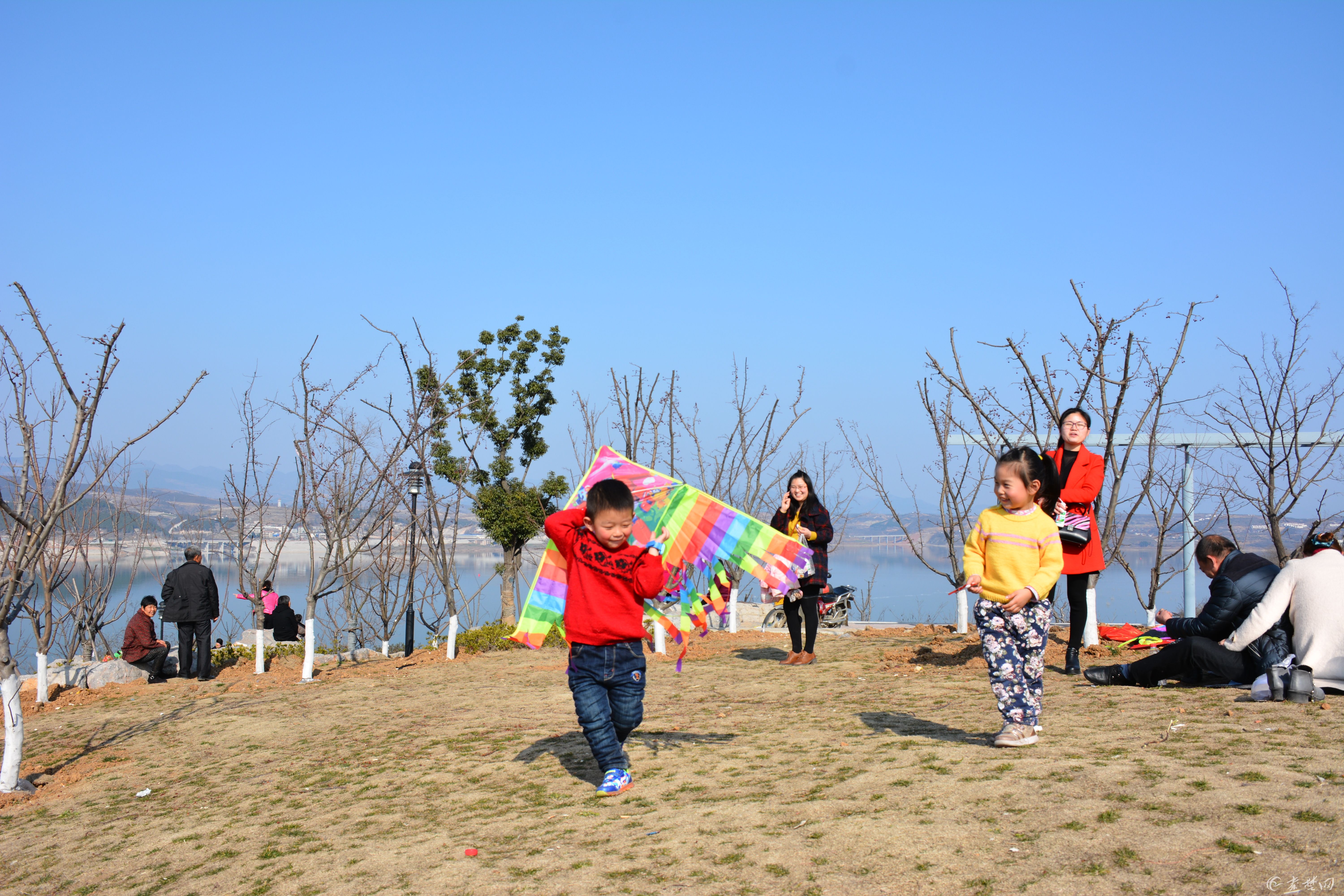 市民在汉江南岸解放军青年林公园游玩  图/记者 李寅