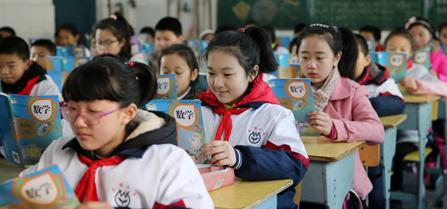 十堰中小学开学第一天 学生喜领免费教科书