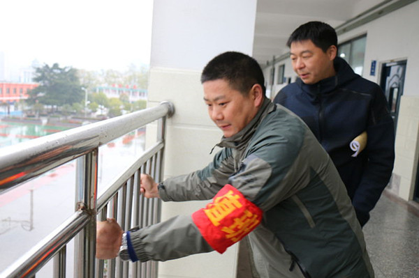 图为学校总务处,保卫科联合对学校进行安全隐患排查