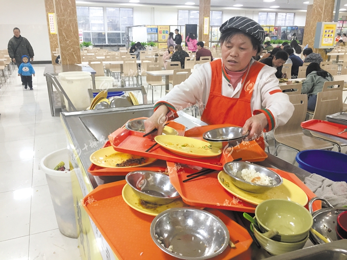 汉江师范学院食堂内,绝大多数学生将盘中食物吃得干干净净.