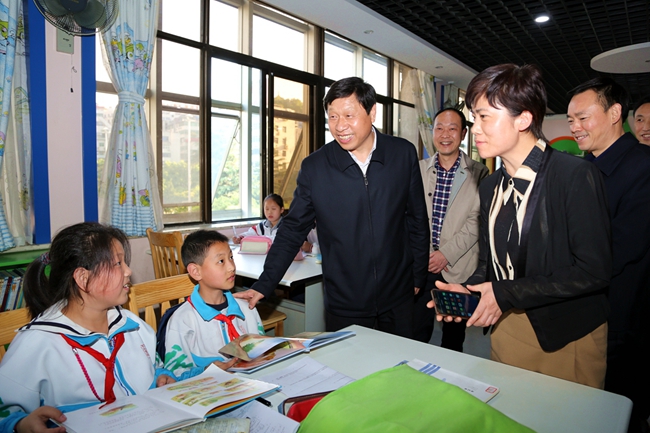 张维国来到市图书馆,询问小学生看书学习情况.记者 全正 摄