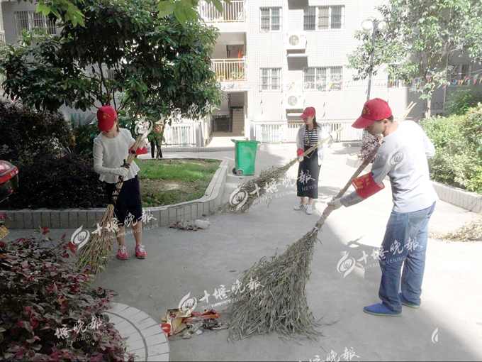 通讯员 瞿虹 报道"这半年,多亏了社区,不仅安排保洁员打扫小区卫生