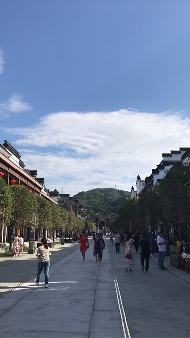 武当山 正文目前,武当山街道办事处正积极服务福银高速武当山互通迁建