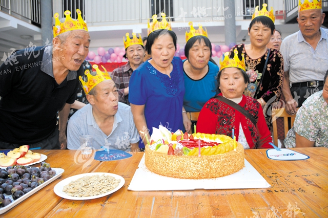 垭子社区为老人过集体生日