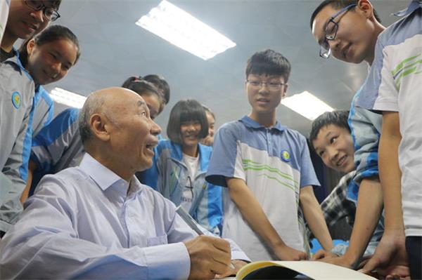 学校1000余名师生集体聆听了,中科院老科学家夏青教授题为