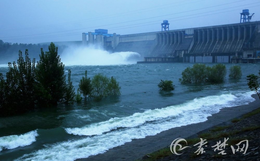 空中俯瞰丹江口大坝泄洪壮美场景