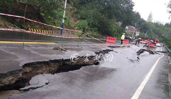 【15:03】316国道丹江口市浪河镇四河村路基沉陷