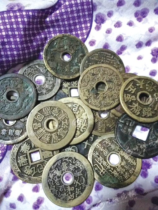 秦楚网讯(十堰晚报)文,图/记者 吴忠斌 报道:古代钱币种类繁多,样式
