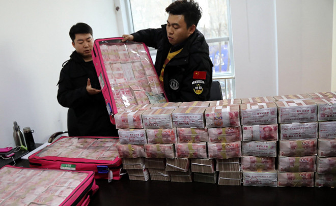 警方帮300农民工讨薪 1400余万现金堆一桌
