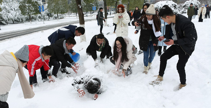 堆雪人,打雪仗,滚雪球…尽享雪趣