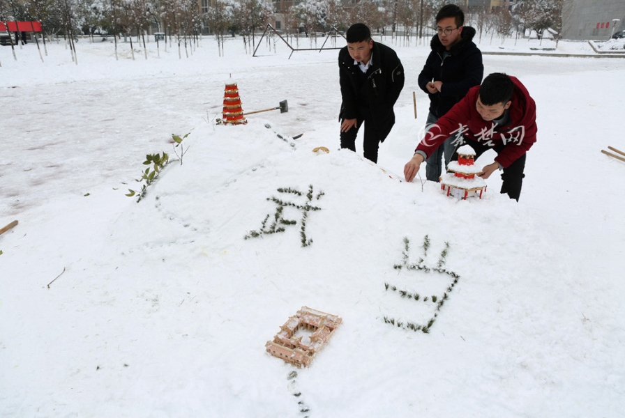 堆雪人打雪仗滚雪球尽享雪趣