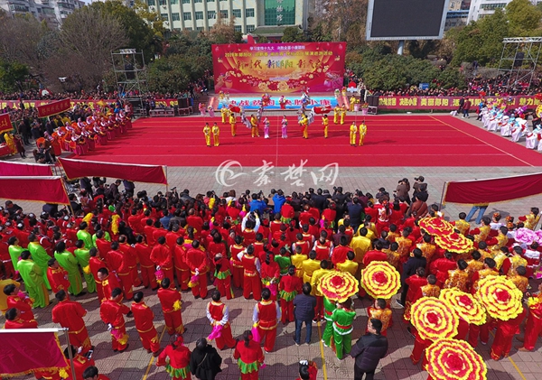 郧阳区在郧阳文化广场举行"迎新春  闹元宵"民俗文化展演巡游活动,40