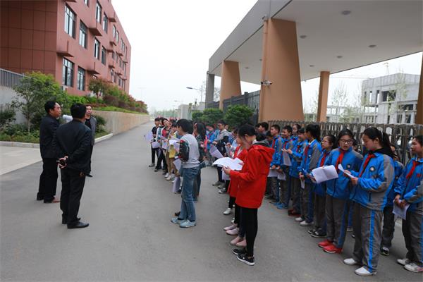 员 胡光泉报道:4月11日,丹江口市思源实验学校举行"走进思源·