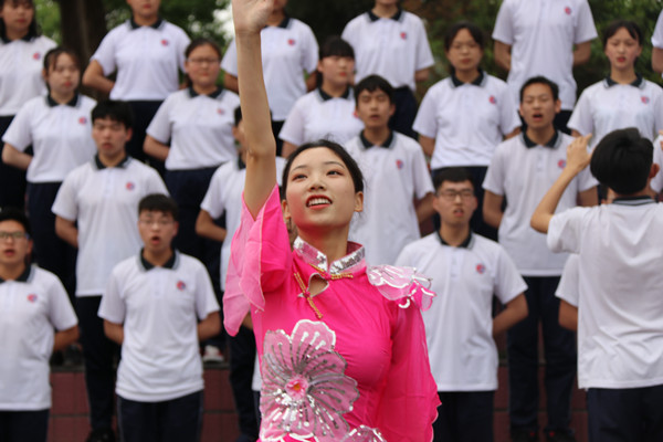 竹溪二中举行"激扬青春,唱响五四"大赛