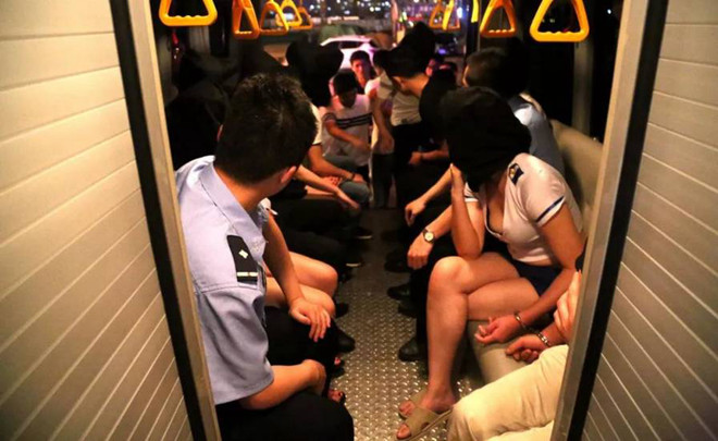 湖北咸宁警方扫黄:现场抓27人 收缴小卡片百万张