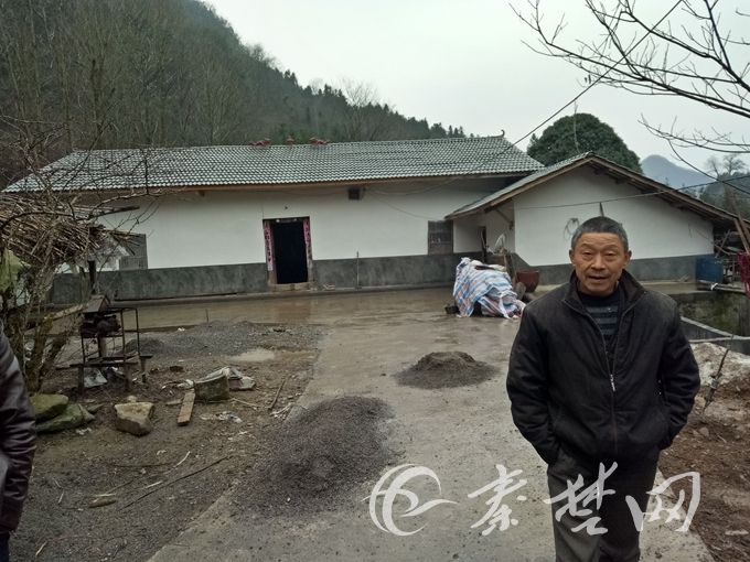 竹山 正文 汪杰彩家住在竹山县官渡镇百里河村,是建档立卡片贫困户