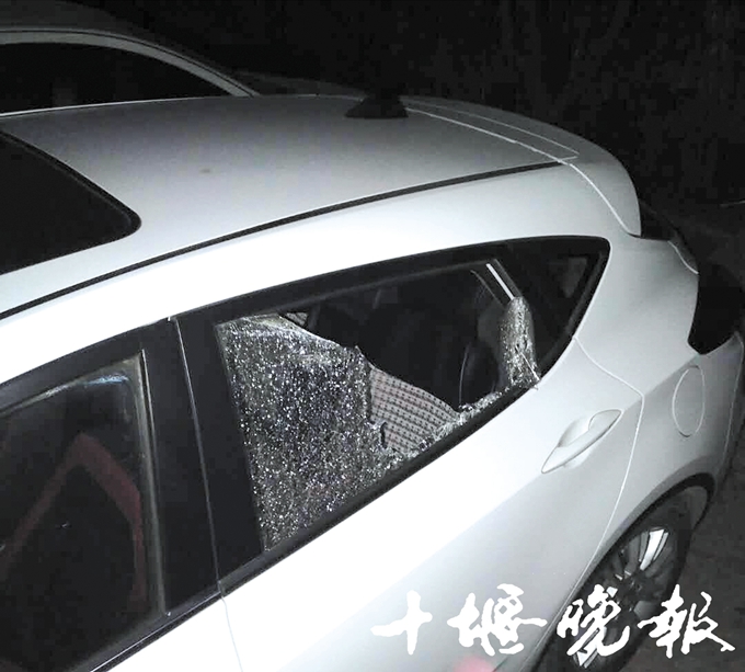 十堰同单位两人同一酒店遇糟心事:车玻璃被砸 万余元被盗