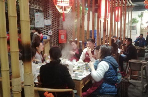 火锅店生意火爆 火锅食材销量涨五成