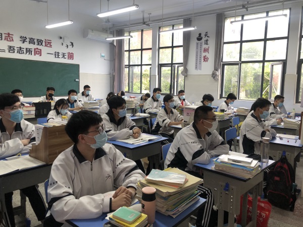 为了确保学生的安全,学校将原高三年级13个班级678名学生,分成26个不