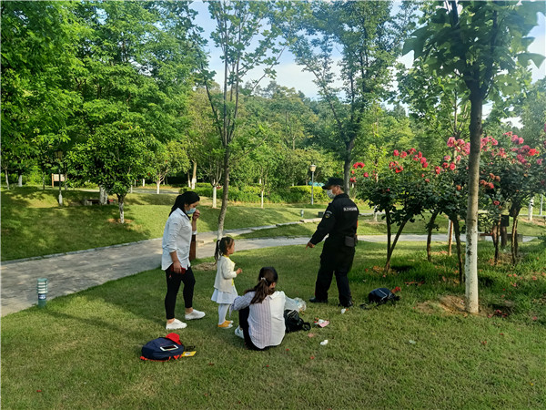 文明劝导员制止践踏草坪游客