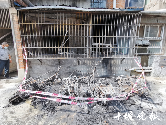 私自牵线充电电动车电池爆炸4辆电动车和一套房屋被烧毁