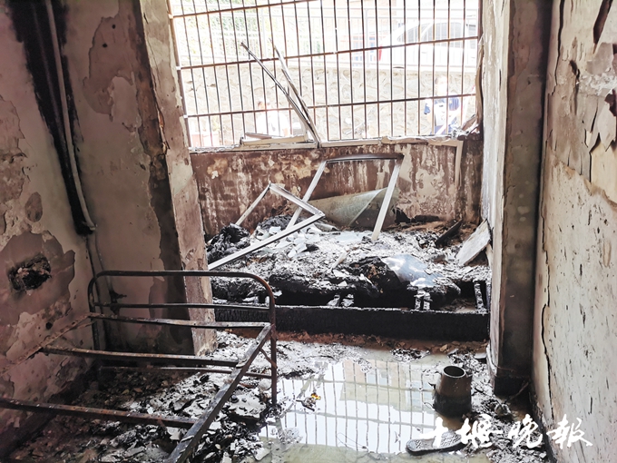 私自牵线充电电动车电池爆炸4辆电动车和一套房屋被烧毁