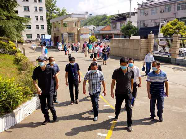 竹山县教育局工会主席梁森指导擂鼓中学复学复课工作