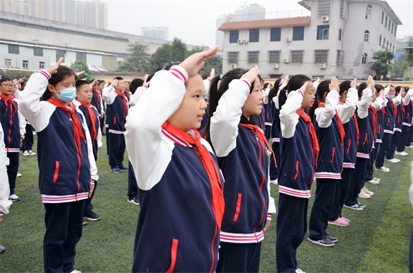茅箭中学"向国旗敬礼"迎国庆