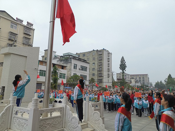 房县城关镇八一希望小学:用行动向祖国多重表白