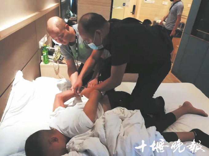 茅箭警方四大名捕①郭昕只身擒获绑匪搜出已上膛的枪