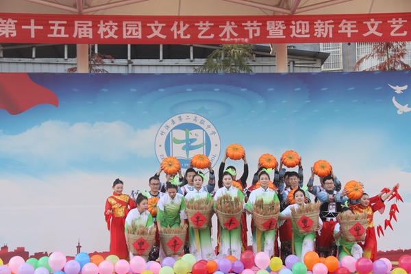 竹溪二中举行第15届校园文化艺术节暨迎新年文艺汇演
