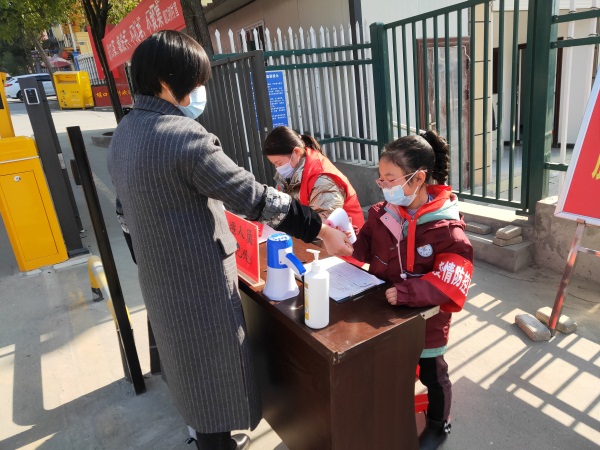 市重庆路小学:学生志愿者走进社区