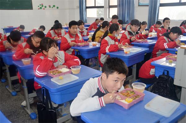 茅箭中学:备好学生餐让家长放心