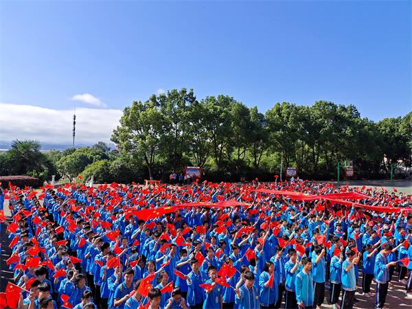 郧阳区二中:青春心向党 欢歌迎国庆