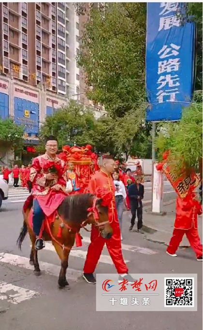 骑马迎亲抬花轿丹江口一对新人举办中式婚礼引人注目