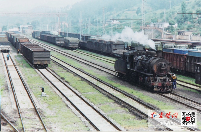 襄渝铁路由铁道兵一师开工建设;1971年,由铁道兵设计施工,在十堰垭子