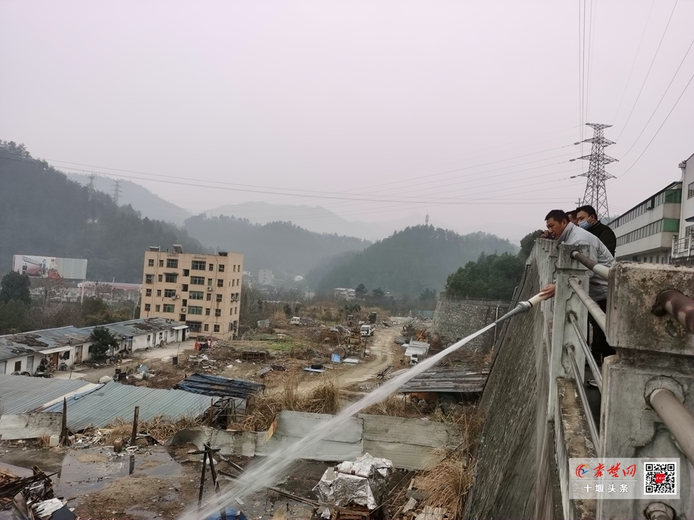 花果一bob官方下载链接堆木料突发火灾 消防急调水罐车奋战三小时扑灭(图3)