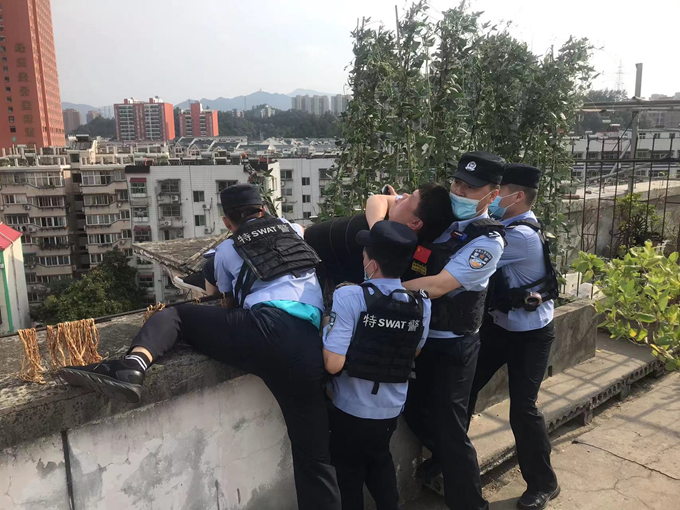 接到电话后值班民警莫永栋和同事迅速赶至现场.