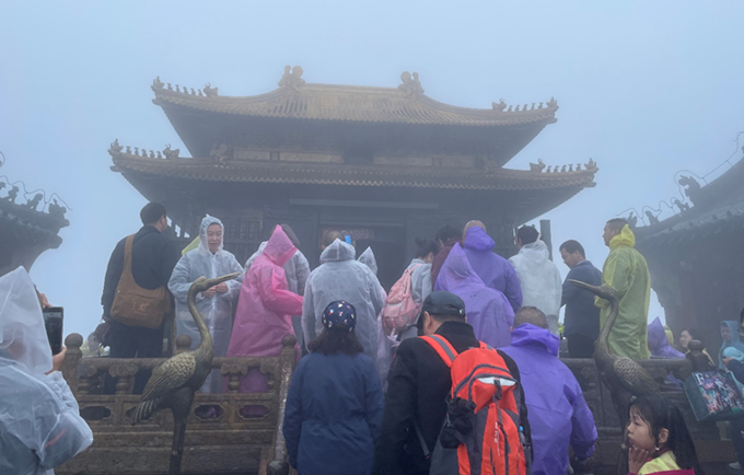 武當山：細雨綿綿游客熱度依然不減 各部門雨中堅守服務游客