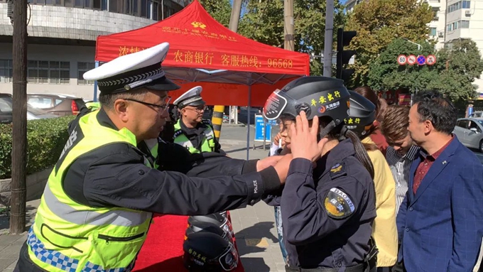 十堰交警持續開展“一盔一帶”行動 免費送出200余頂安全頭盔