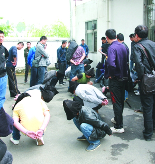 警方抓獲鄖西楊勇涉黑團伙成員現場