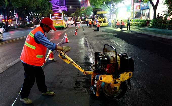 市政人员深夜上岗维修破损道路